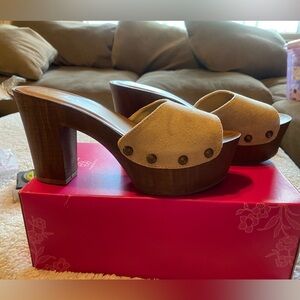 Tan heels •Brand New